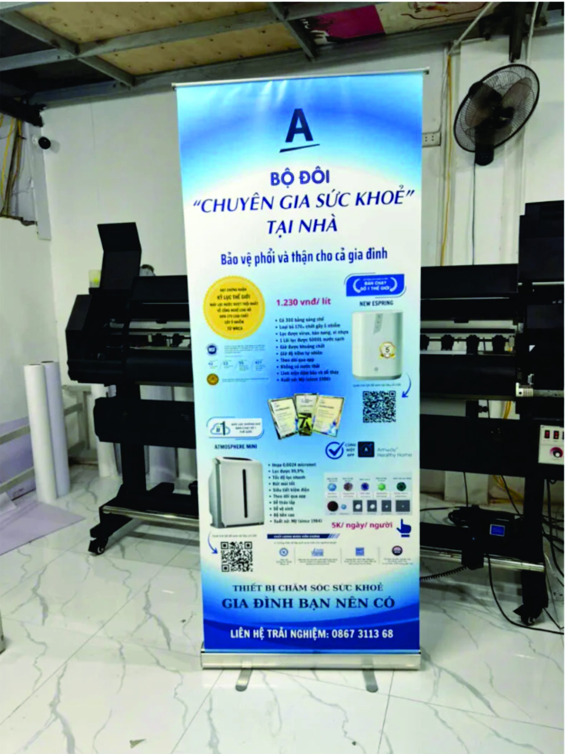 giá standee cuốn nhôm