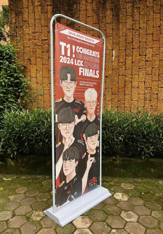 standee kiểu cửa